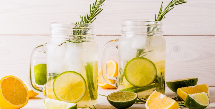 Water with lemon: does it help us lose weight?